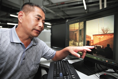 受害者王维龙介绍2012年被关“黑监狱”事情发生后，自己用手机拍摄的照片。电脑屏幕左侧图片，是“黑监狱”院内的卫生间，右侧图片为警方查处时的现场。