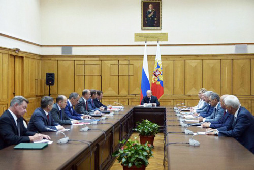 普京同俄安全委员会常委在克里米亚首府赛瓦斯托波尔举行了工作会议