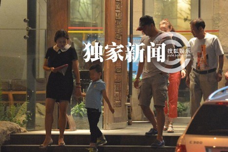 胡军中年发福显壮硕妻子举止优雅儿女懂事体贴
