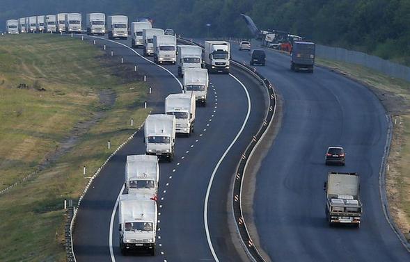 当地时间8月14日，一个由280辆俄罗斯卡车组成的车队沿着沃罗涅什的一条公路在前行。（路透社）