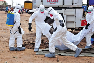 8月12日，利比里亚首都蒙罗维亚，工作人员正在转移一名疑因埃博拉病毒死亡的男子遗体。