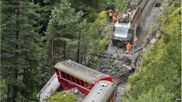 图注：由于山泥倾泻，瑞士一列车脱轨坠入山谷。