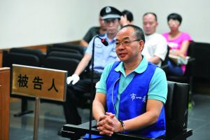 男子办假毕业证骗千万元 称教学30年有能力办证