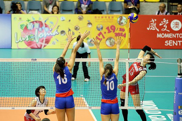 图文:日本女排3-1塞尔维亚 日本队四号位扣球