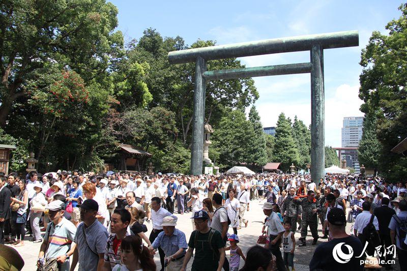 15日,大批日本国会议员集体参拜靖国神社