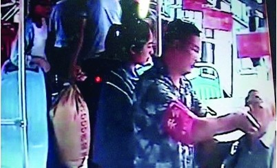 安全员刘先生为老人掐人中.