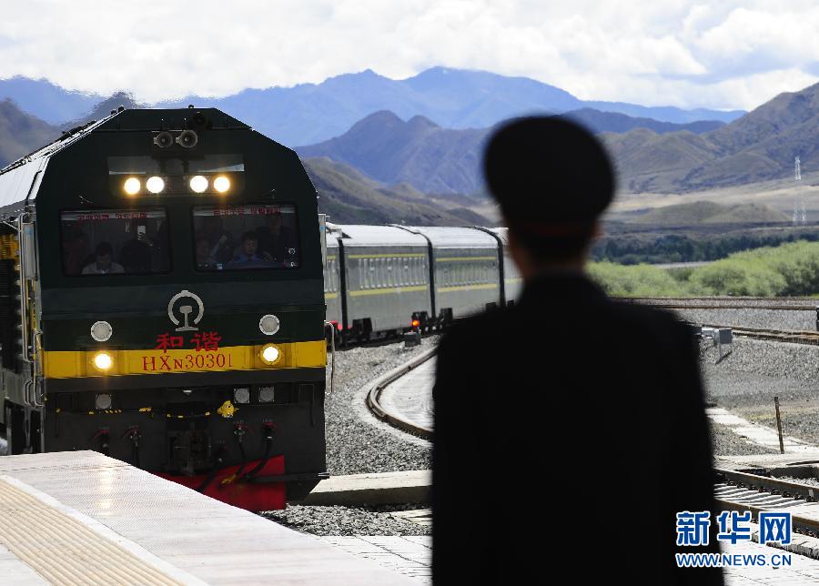 拉日铁路首发客运列车抵达日喀则