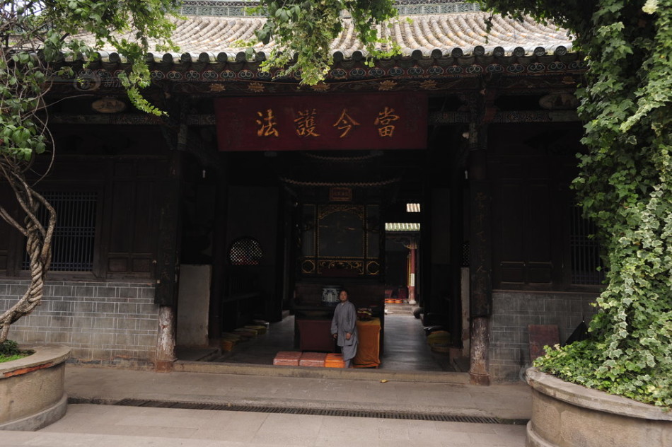 云南盘龙寺因不满被商业化暂关山门 游客寺外徘徊(组图)