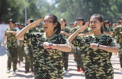 十八中高中女生在延庆龙庆峡军训基地军训,正在练习行列式表演.