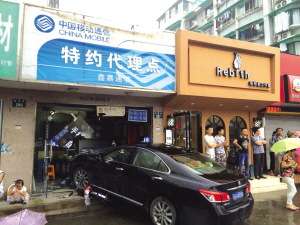 8年驾龄女开豪车 油门当刹车撞进手机店