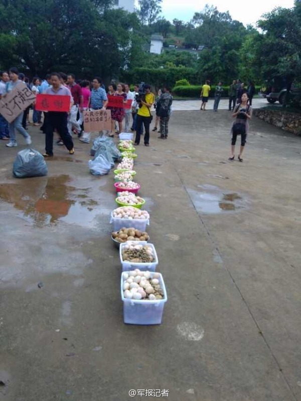 地震无情人有情，参加鲁甸抗震救灾的解放军踏上归程之际，震区的姑娘们打出横幅，表示“嫁人要嫁解放军！”。