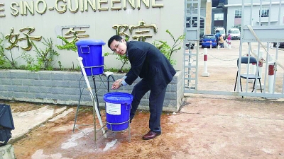 由于当地资源有限，在进入医院前，杨鹏都先洗手消毒