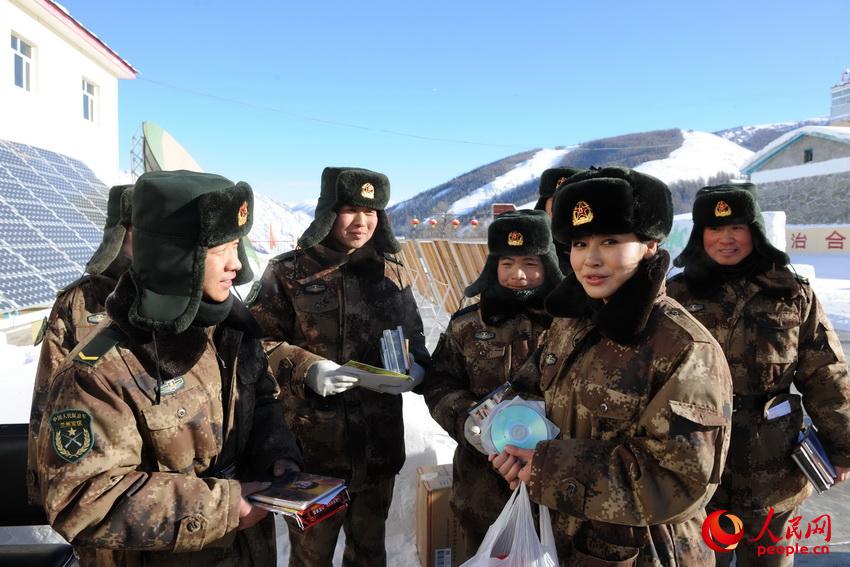 与红山嘴边防连的战士们在一起卫晨霞到八个月大雪封山的红山嘴边防连