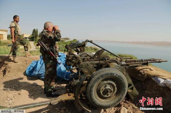 当地时间8月18日，伊拉克库尔德部队在美军空袭的支援下，从极端组织“伊斯兰国”手中夺回了伊拉克最大的摩苏尔水坝，该水坝于一周前被“伊斯兰国”武装分子攻占。