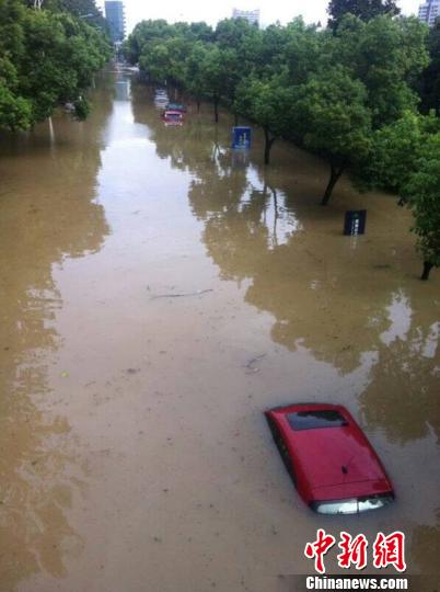 图为：金华永康华溪江边车辆被淹。　金华消防提供　摄