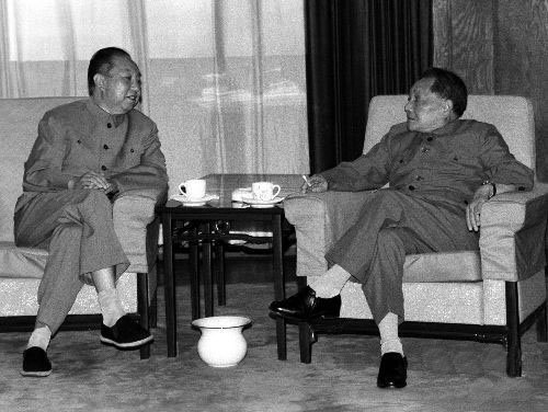 1987年，邓小平与华国锋在出席全国人民代表大会全体会议期间在休息室交谈。