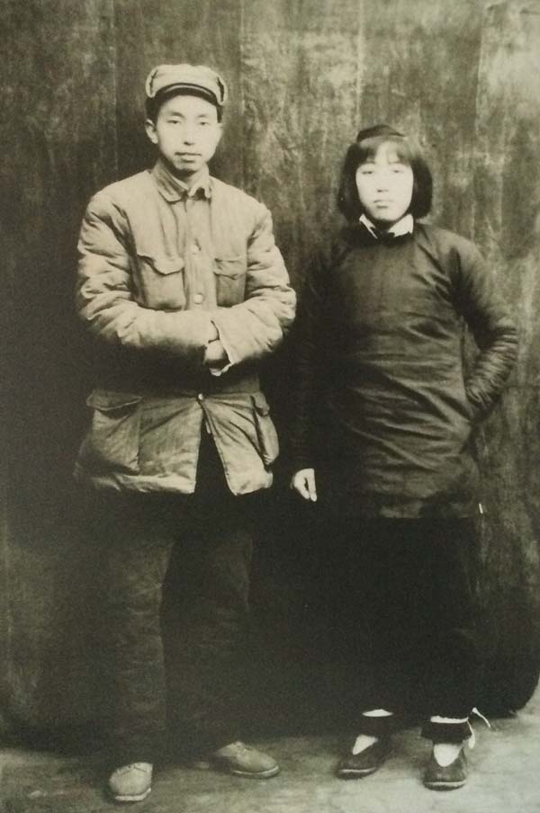 1949年2月，华国锋和韩芝俊在山西盂县结婚。
