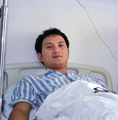 王锡雄医生遇袭后仍感恶心，需住院观察。南国都市报记者 贺立樊 摄