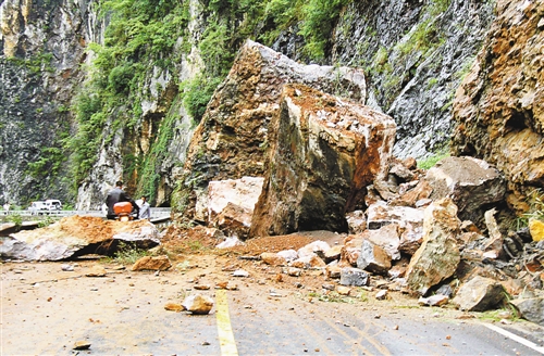 【图】酉阳暴雨致山体滑坡形成堰塞湖(图)