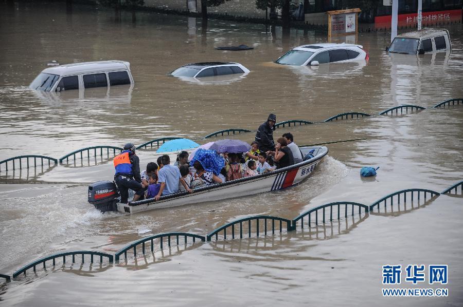 浙江丽水火车站洪水围困 旅客坐冲锋舟(图)|丽