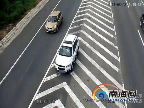 交警部门提醒在高速上违法停车是极度危险,因为高速路上的车速快,很容易导致追车事故,而生命远比激情更重要!(视频截图)
