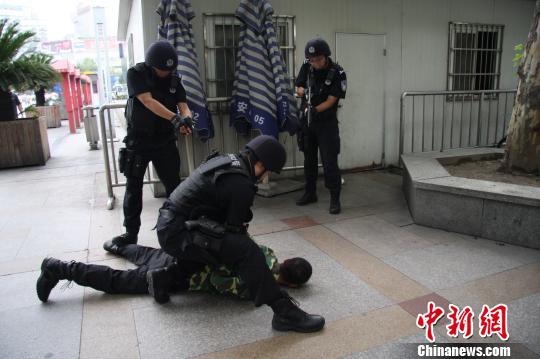 上海铁路警方等举行联合反恐演习(组图)