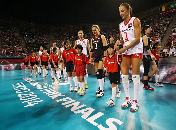 图文：日本女排3-0土耳其 拉着小朋友出场