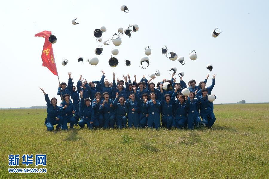 空军第十批女飞行学员顺利完成首次跳伞(组图)