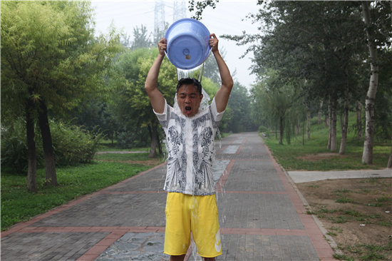 演员周璞参加冰桶挑战 提倡环保用中水浇头