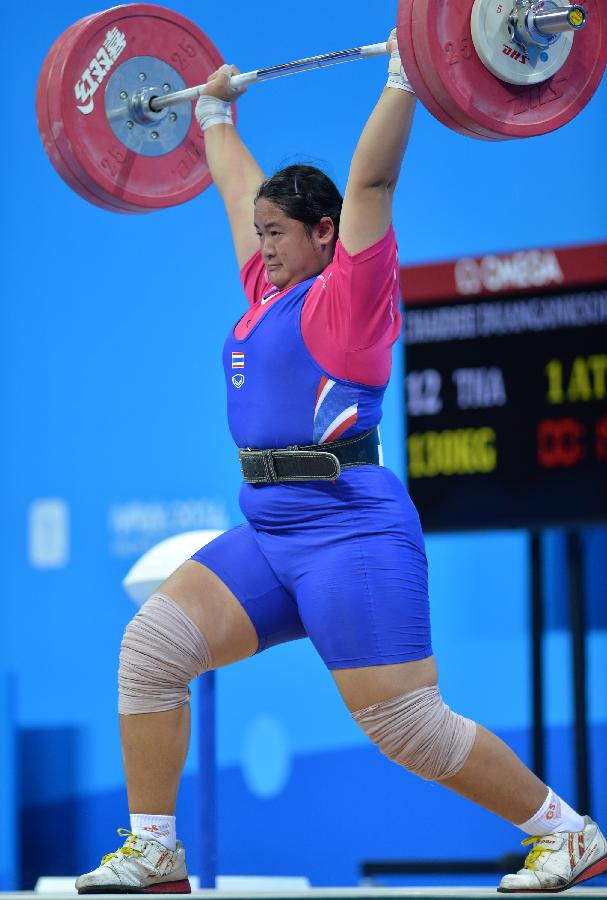 (青奥会)(5)举重--女子63公斤以上级:泰国选手夺