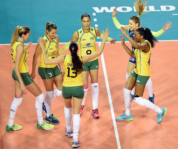 图文:巴西女排3-0俄罗斯 巴西队庆祝