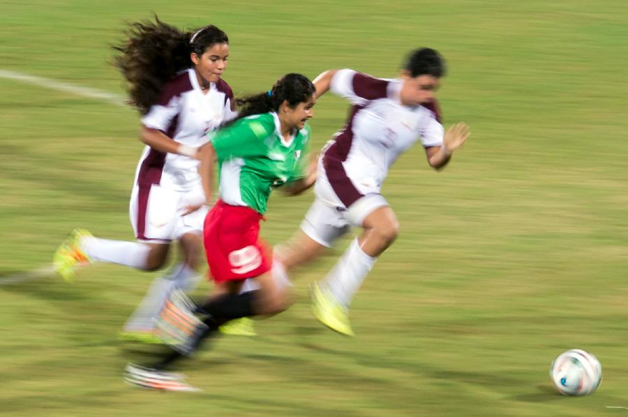 (青奥会)(1)足球――女子半决赛:委内瑞拉胜墨西哥(图