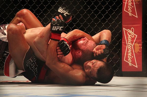 图文:ufc澳门站张立鹏获胜 布兰登满脸血