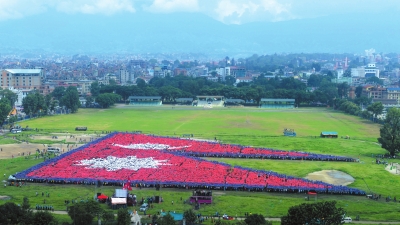 8月23日,尼泊尔加德满都,30000多名民众摆出