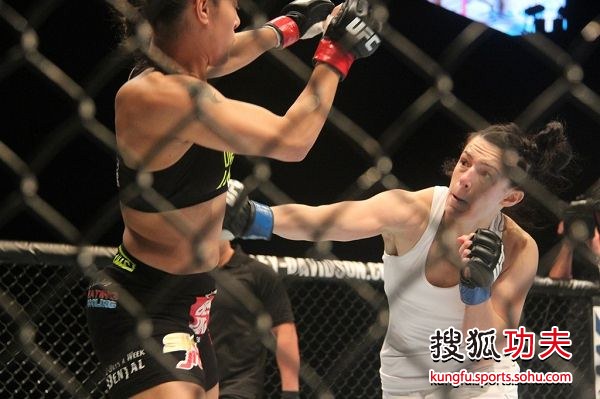 图文:UFC澳门赛杜迪娃胜伊丽莎白 杜迪娃