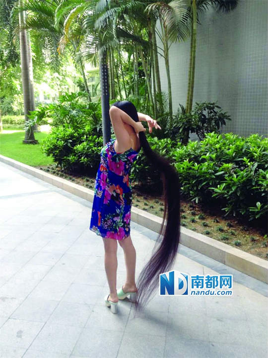 女子秀发及地 为做慈善欲捐赠2米长发(图)