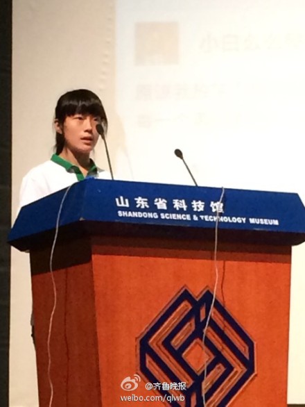 阳光学子赵佳佳在利群助学发放会上发言
