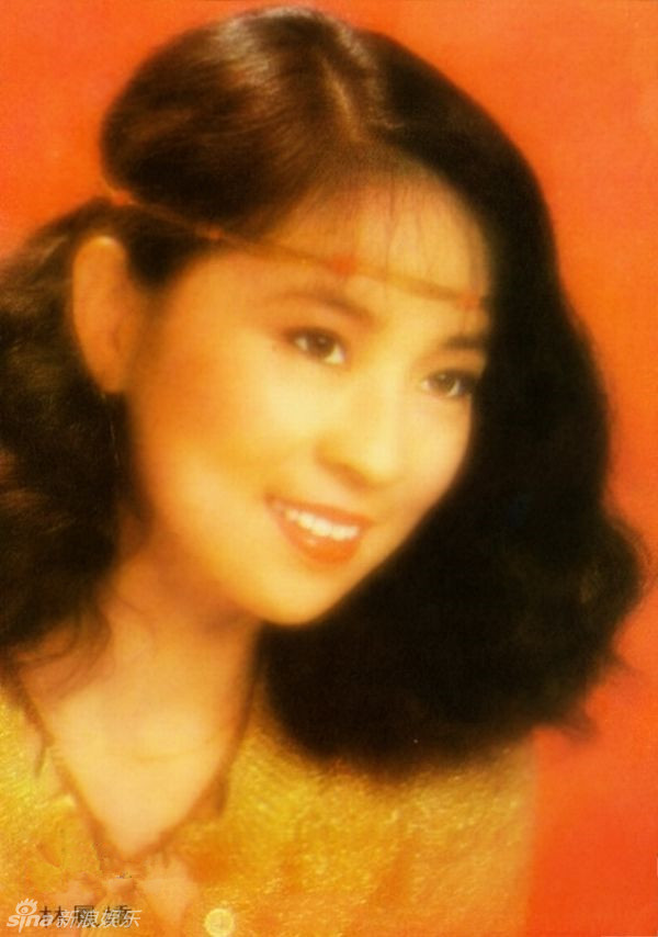 林凤娇1953年1月30日出生于台湾，20世纪70年代台湾女演员，成龙的妻子。1971年因拍《潮州怒汉》踏入影坛。林凤娇娴静端庄、谦和、淳朴、美丽又低调。