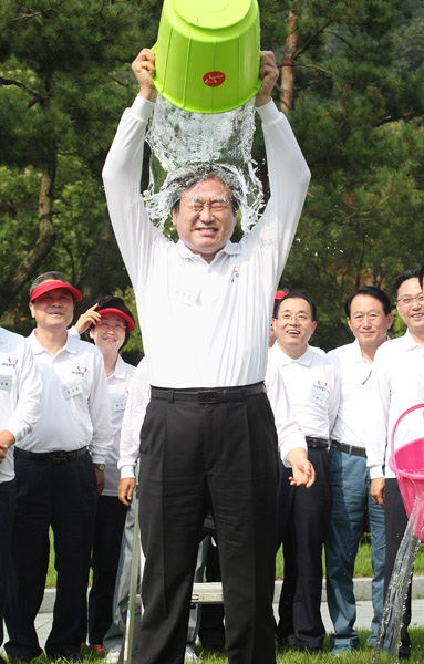 8月22日，韩国执政党新国家党党首金武星也一同参与了风靡世界的“冰桶挑战”。