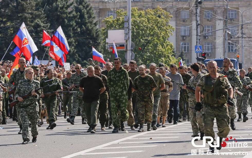 当地时间2014年8月24日,乌克兰顿涅茨克,亲俄武装在顿涅茨克城区进行