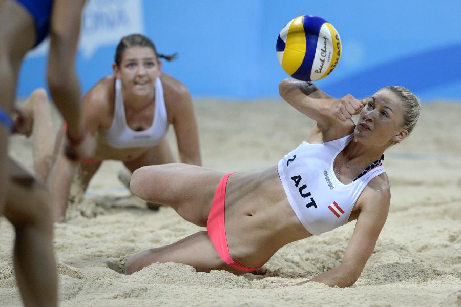 (青奥会)(1)沙滩排球——女子四分之一决赛:激战正酣