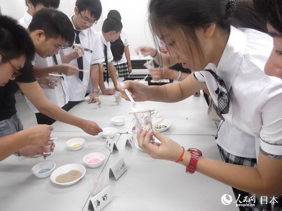 人民网北京8月25日电 8月19日至22日,16名来自湖北省武汉市洪山高级中学等5所高中的高中生访问了长崎县长崎市和壱岐市,实地探访了我国民主革命的伟大先驱孙中山先生与日本友人梅屋庄吉播撒友谊的故地。 活动期间,学生访问团在长崎市访问了长崎县政府所在地、孙文梅屋历史博物馆等,在壱岐市访问了壱岐高中、一支国博物馆以及体验了日本温泉等。(刘戈) 文字版湖北高中生赴日本长崎学习传承中日传统友谊
