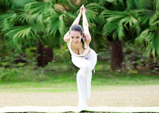 亚洲最美瑜伽教练爆红 母其弥雅撞脸angelaba