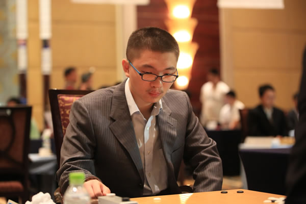 图文:三星杯小组赛第一轮 小将杨鼎新期待突破