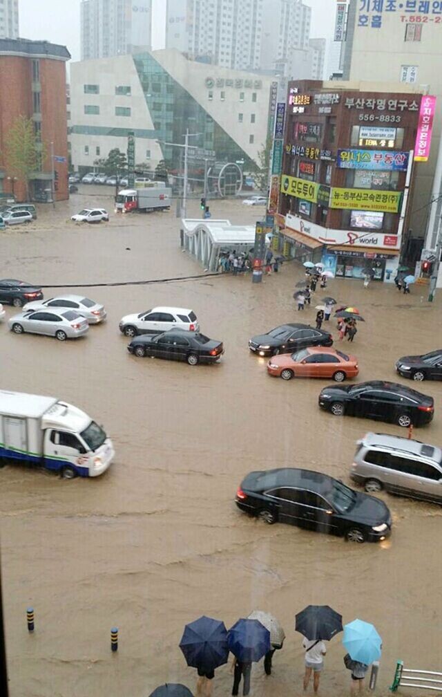 韩国南部遭遇暴雨袭击,釜山市内被洪水淹没,目前已造成至少4人死亡.