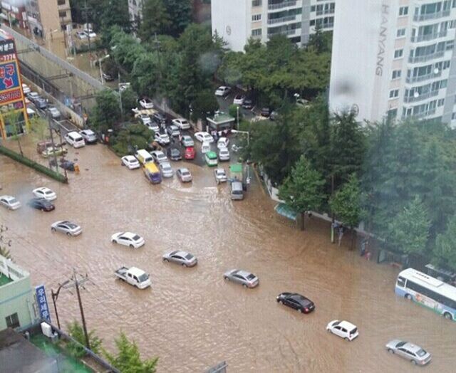 韩国南部遭遇暴雨袭击,釜山市内被洪水淹没,目前已造成至少4人死亡.