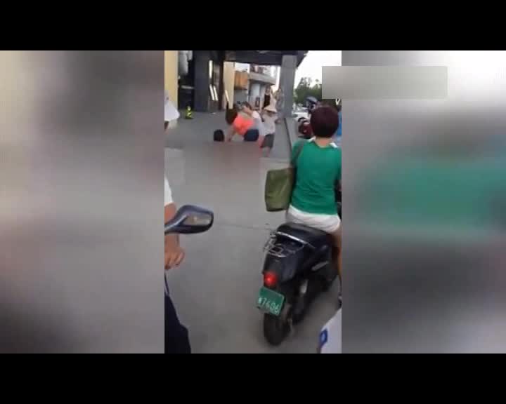 实拍小三遭原配当街扒衣暴打 - 搜狐视频