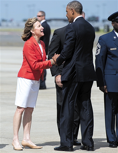 26日，奥巴马抵达北卡罗来纳州参加活动，民主党参议员凯・哈根（左）到机场迎接。