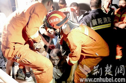 襄阳:4工人沼气中毒被困污水管道 2人不幸身亡(图)_荆楚网