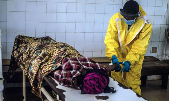 图为医疗人员救治埃博拉患者。